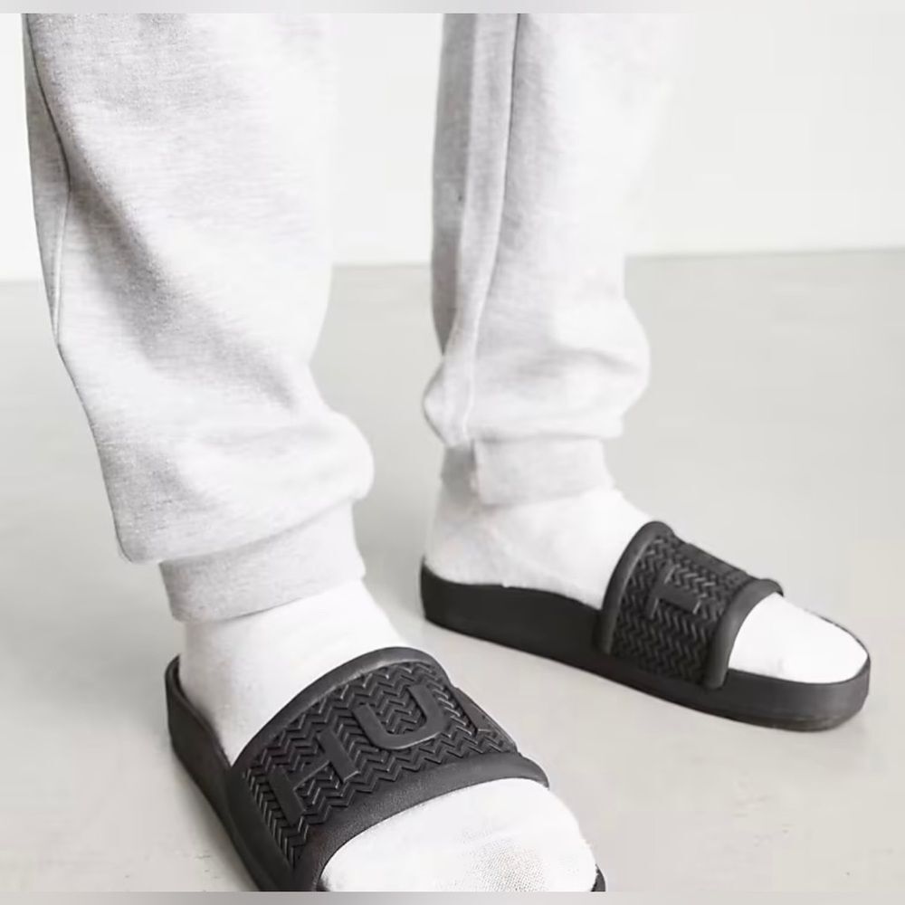 HUNTER Black Slide Sandals with Textured Strap; size UK 4W (US size5-6)